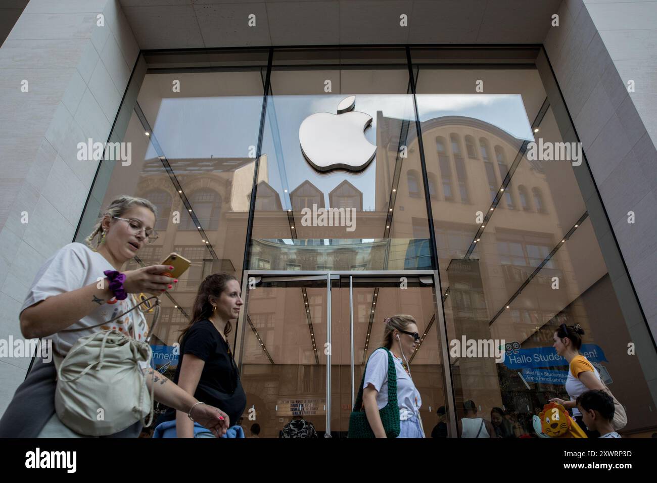 Berlino, Germania. 20 agosto 2024. L'iconico logo Apple si trova in primo piano sopra l'ingresso dell'Apple Store sulla Rosenthaler Strasse a Berlino il 20 agosto 2024. Il negozio, noto per il suo design elegante e i prodotti innovativi, attira un flusso costante di clienti desiderosi di esplorare le ultime novità della tecnologia Apple. (Foto di Michael Kuenne/PRESSCOV/Sipa USA) credito: SIPA USA/Alamy Live News Foto Stock