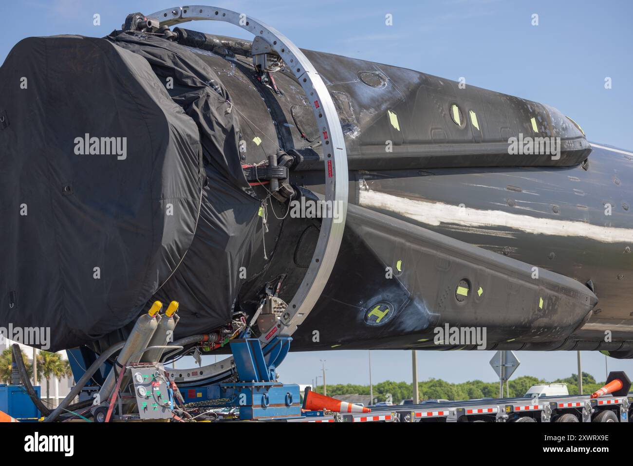 Kennedy Space Center, Stati Uniti. 20 agosto 2024. Il 20 agosto a metà mattina, il cavallo da lavoro SpaceX Falcon 9 di Elon Musk e il booster di comando della flotta B-1062 vengono trasportati di fronte al VAB alla loro rampa di lancio. perché sono 23 voli nello spazio. Kennedy Space Center, Brevard County, Florida USA. (Foto di Scott Schilke/Sipa USA) credito: SIPA USA/Alamy Live News Foto Stock