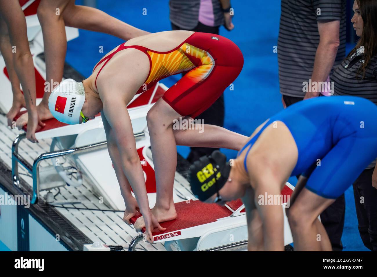 Li Bingjie (CHN) gareggia nei 800 metri di stile libero femminile ai Giochi Olimpici estivi del 2024. Foto Stock