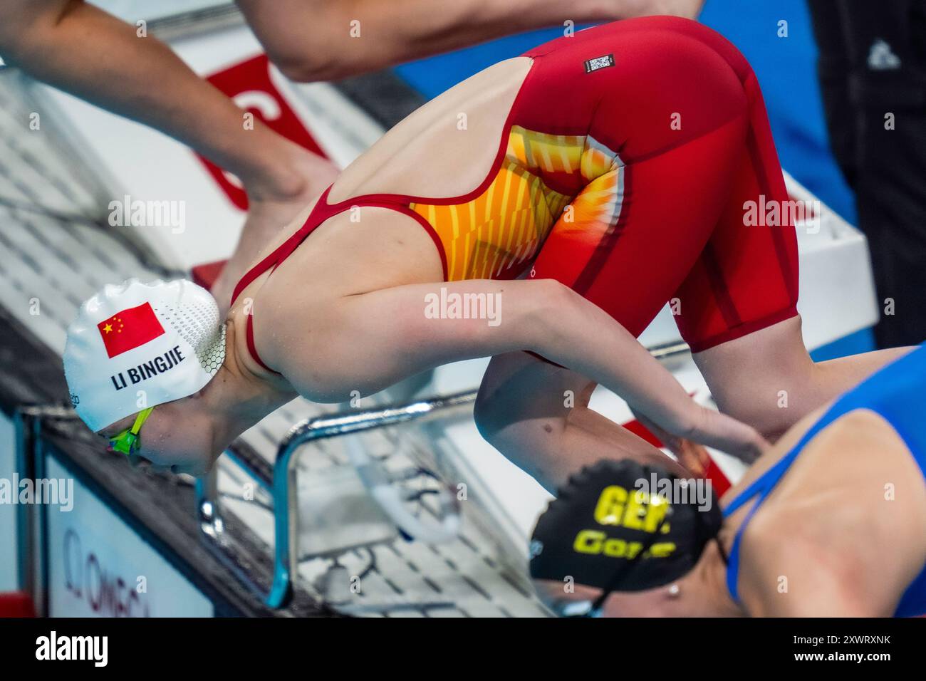 Li Bingjie (CHN) gareggia nei 800 metri di stile libero femminile ai Giochi Olimpici estivi del 2024. Foto Stock