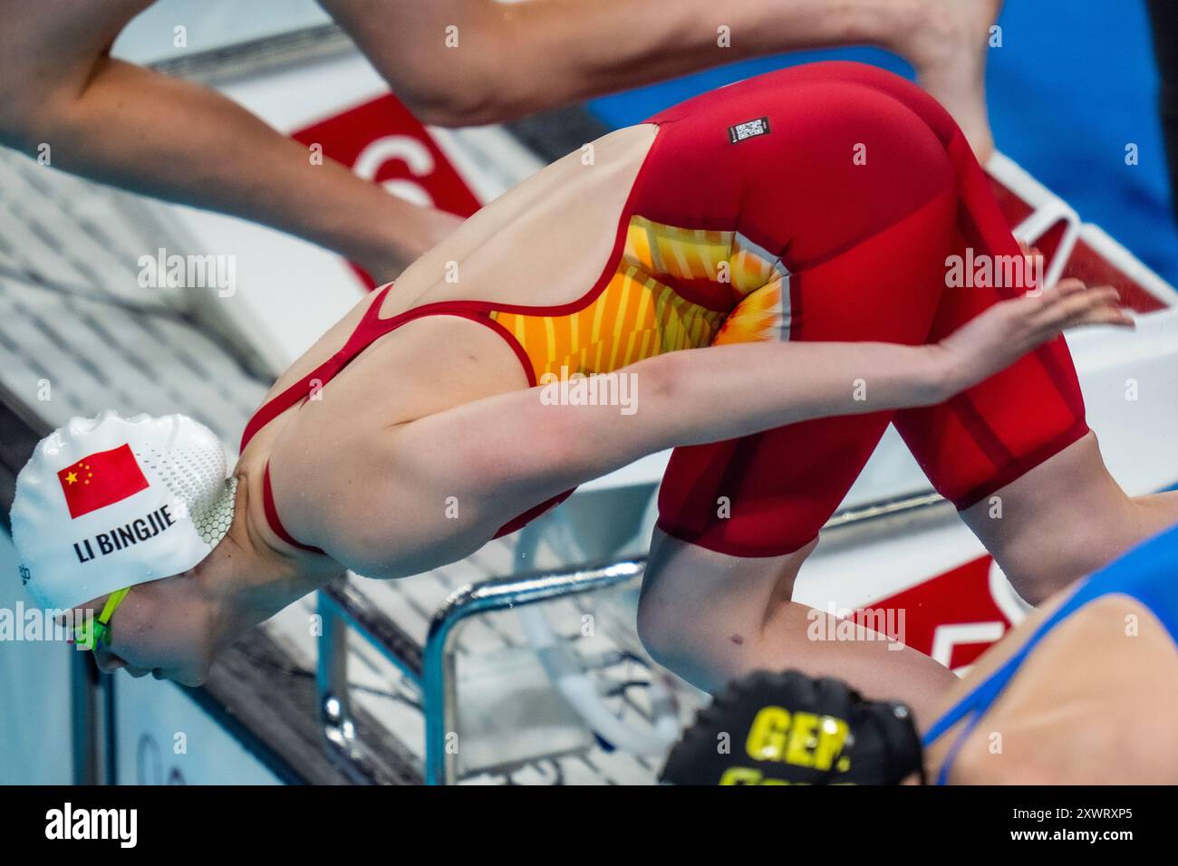 Li Bingjie (CHN) gareggia nei 800 metri di stile libero femminile ai Giochi Olimpici estivi del 2024. Foto Stock