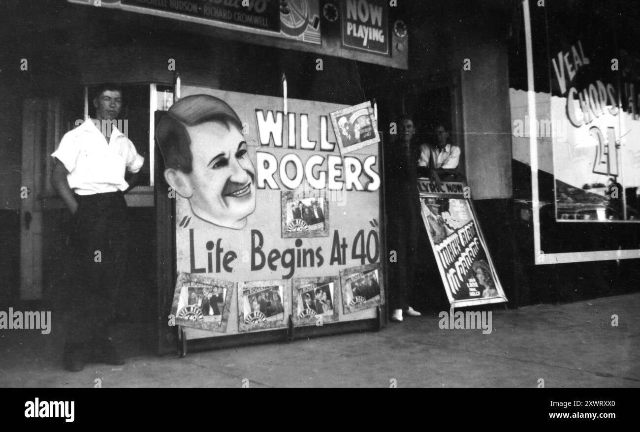 Il film di Will Rogers "Life Begins at 40" viene proiettato al di fuori del Texas Theater di Odessa, Texas, CA. 1935. Foto Stock