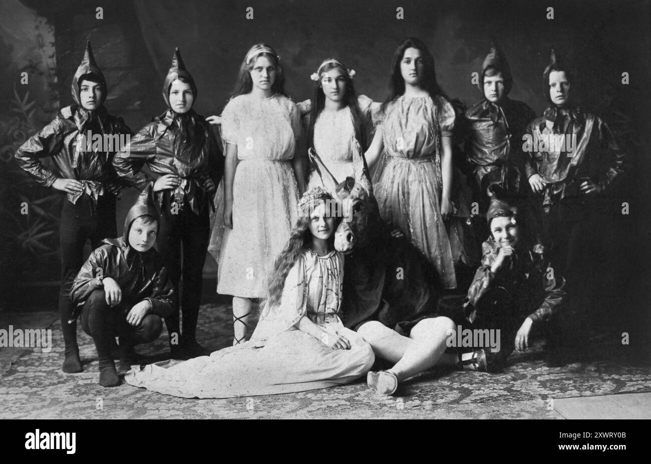 Tespiani di gruppo e una posa d'asino, ca. 1910. Foto Stock