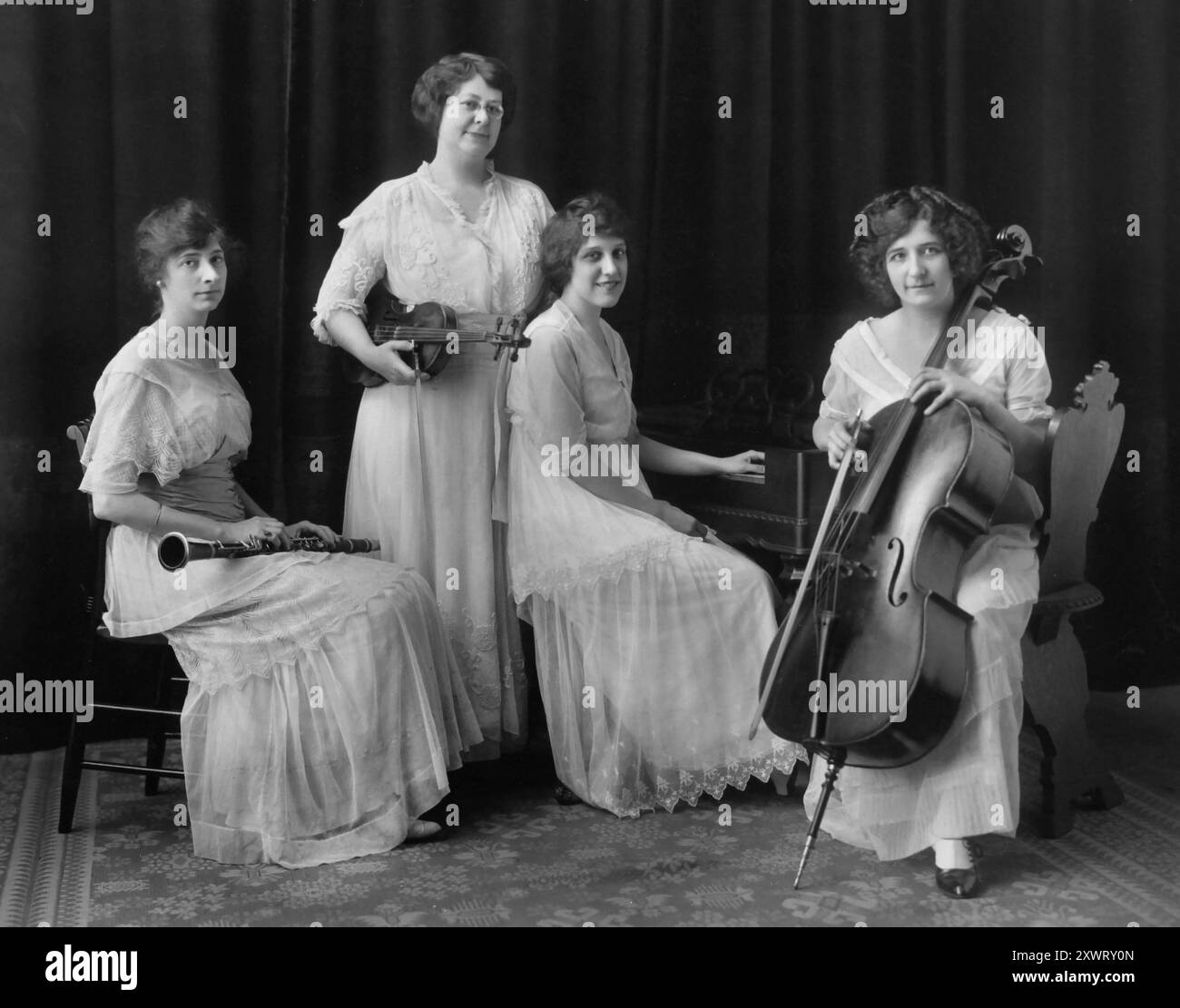 Quartetto di donne musicisti che suonano violino, violoncello, clarinetto e pianoforte, ca. 1900. Foto Stock