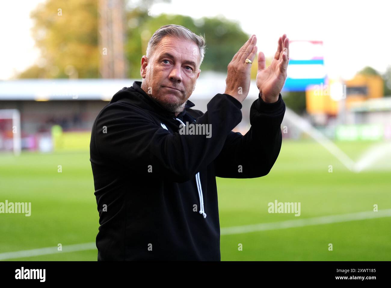 Il manager del Crawley Town Scott Lindsey applaude i tifosi prima del Bristol Street Motors Trophy, Southern Group B Match al Broadfield Stadium di Crawley. Data foto: Martedì 20 agosto 2024. Foto Stock