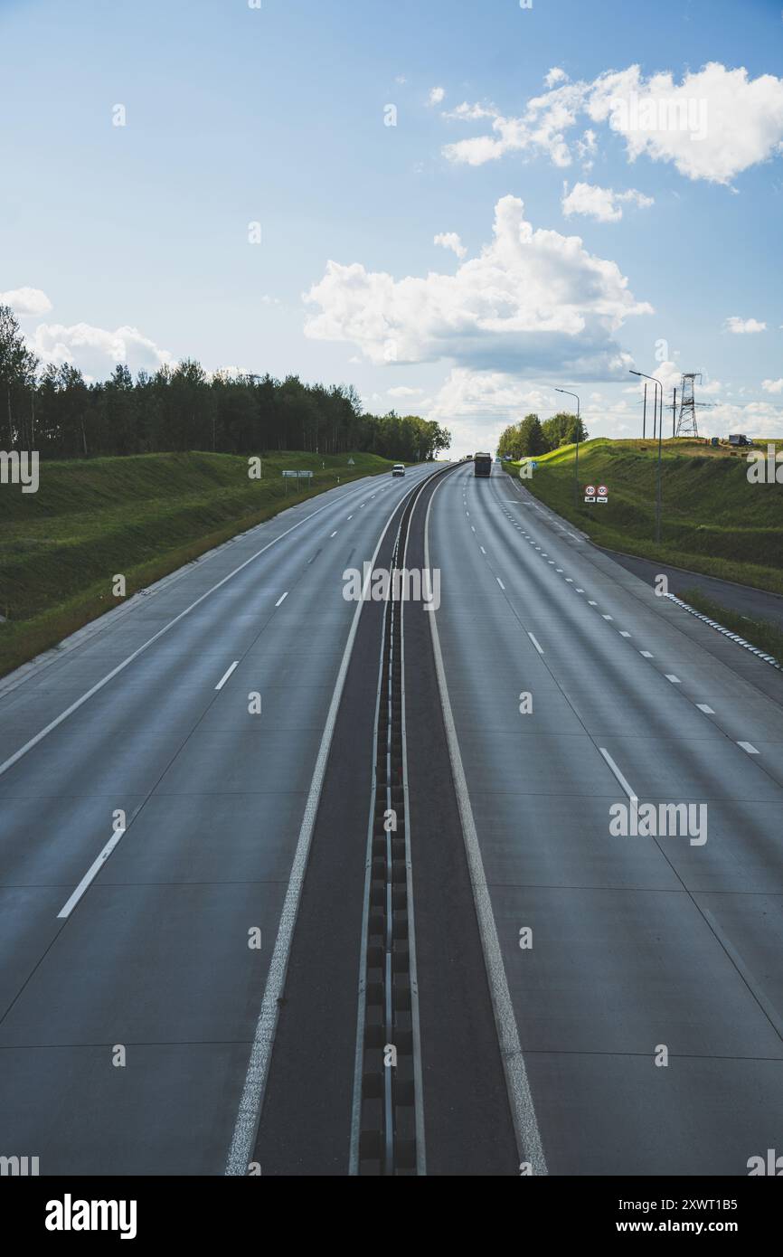 Vista sull'autostrada dall'alto. Le auto viaggiano sull'autostrada. Traffico di auto Foto Stock