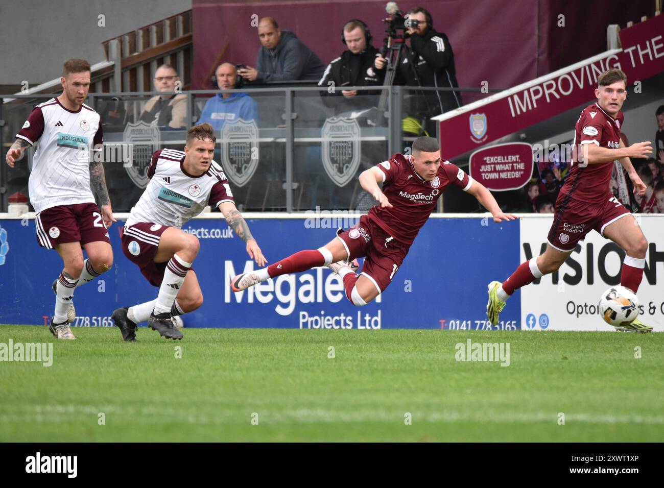 Jamie Richardson di Arbroath (in prestito dal Dundee FC) viene inviato in volo sotto la sfida del Calum Flatman di Kelty Hearts il 17.8,2024. Foto Stock