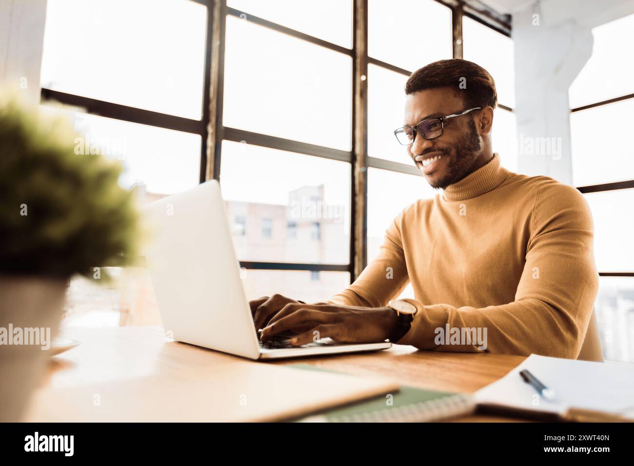 Soddisfatto studente nero cercando stranieri programmi di scambio Foto Stock