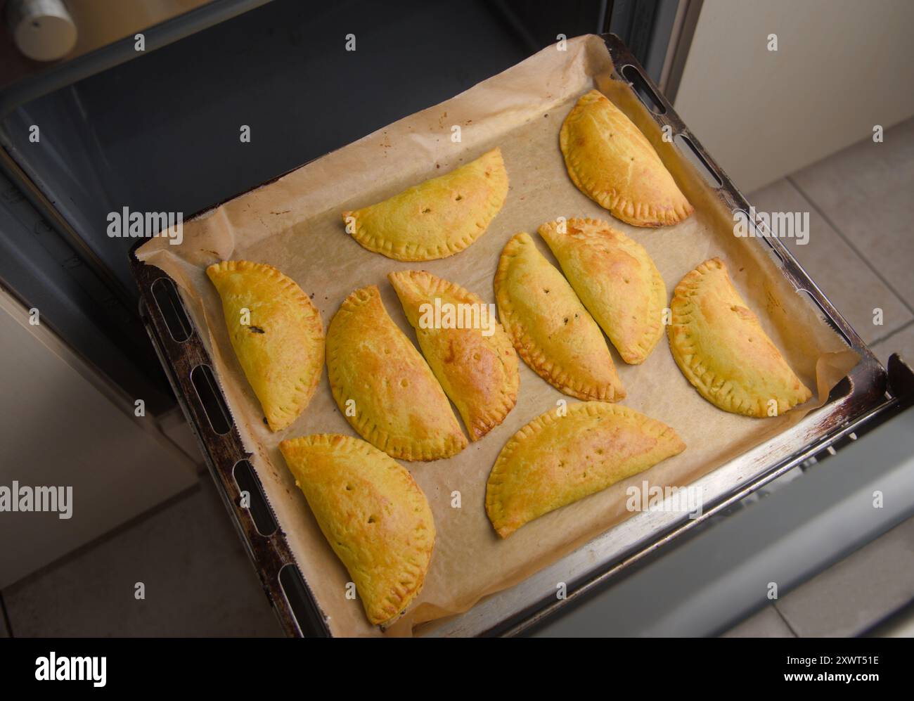 Polpettine fatte in casa sul vassoio del forno Foto Stock