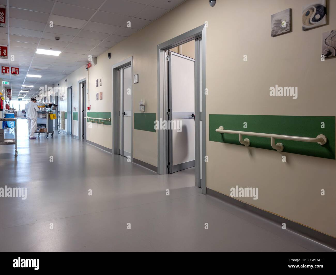 Italia - 17 agosto 2024: Corridoio reparto ospedaliero Foto Stock