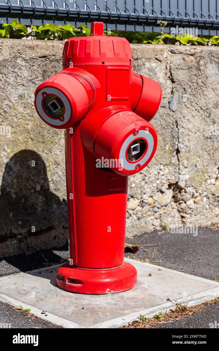 Idrante del fuoco in strada francese. Idrante rosso a triplo fuoco per strada, primo piano profil. Foto Stock