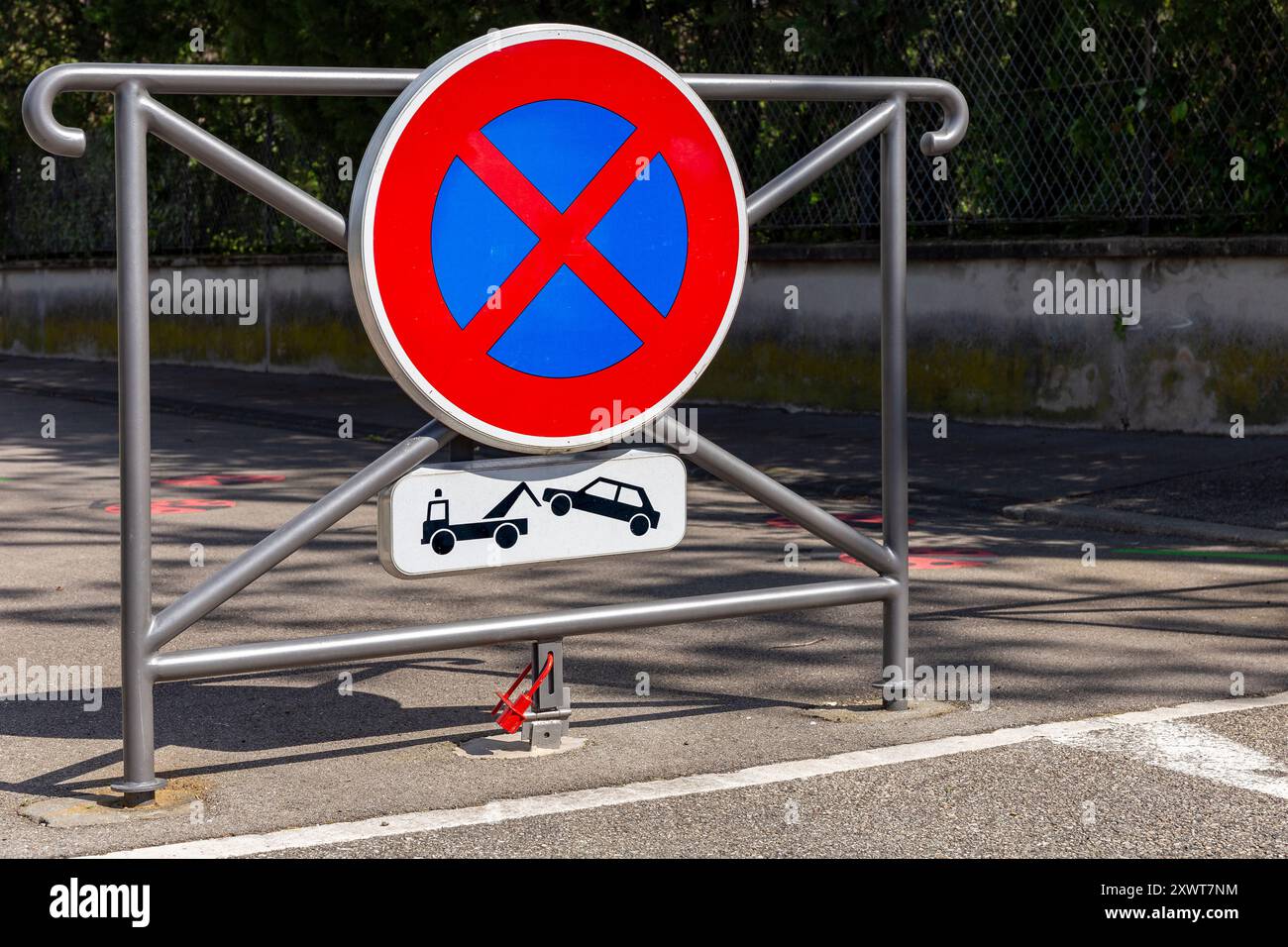 Nessuna fermata e nessun segnale di parcheggio in una strada francese. Rimozione dei veicoli. Parcheggio rigorosamente vietato. Cartello di divieto di parcheggio con croce rossa. Foto Stock