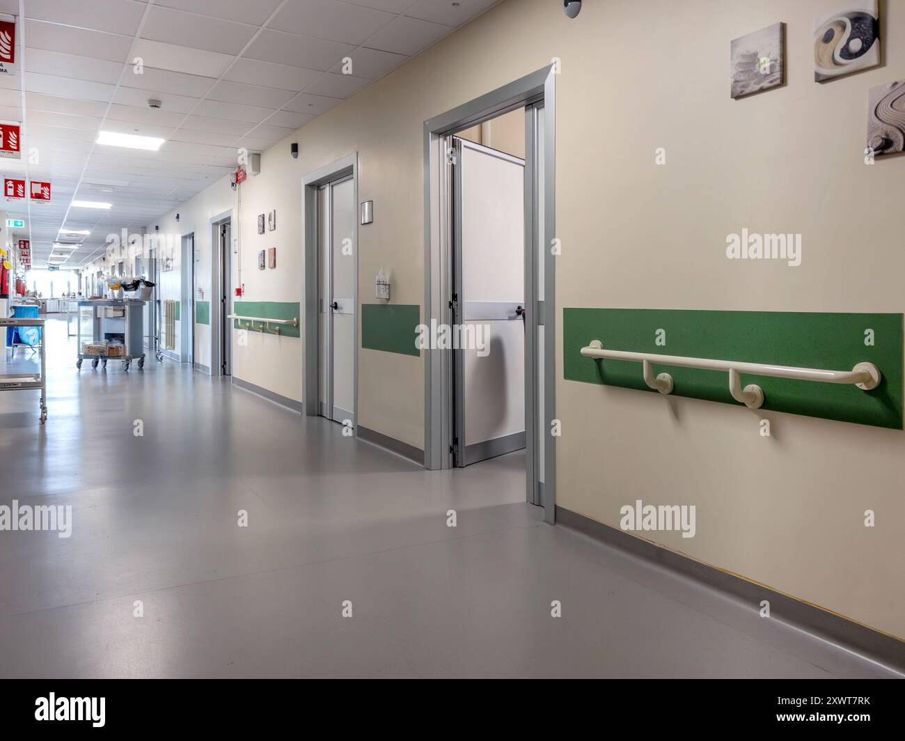 Italia - 17 agosto 2024: Corridoio reparto ospedaliero Foto Stock