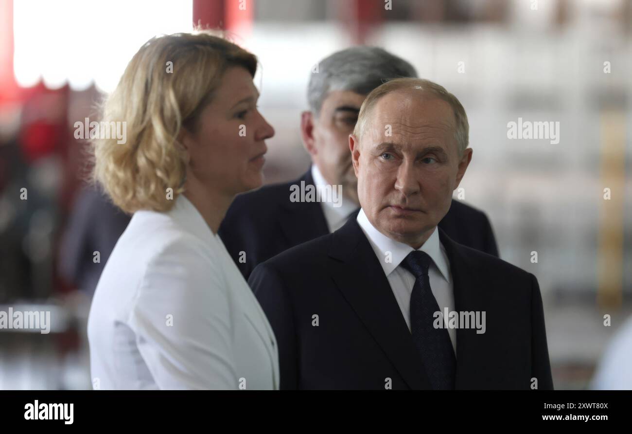 Germenchik, Russia. 20 agosto 2024. Il presidente russo Vladimir Putin, a destra, guarda il ministro dell'agricoltura Oksana LUT, a sinistra, durante un tour dell'impianto di lavorazione delle mele dell'azienda agricola Agro-07, 20 agosto 2024 a Germenchik, Kabardino-Balkaria, Russia. Crediti: Vyacheslav Prokofyev/piscina del Cremlino/Alamy Live News Foto Stock