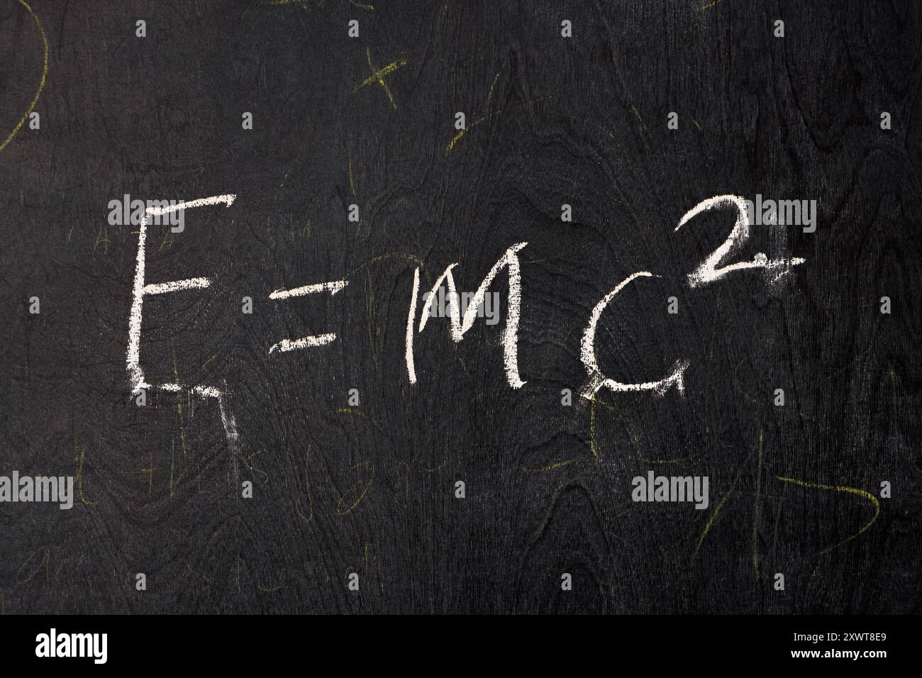 Formula matematica scritta in gesso bianco su una lavagna Foto Stock
