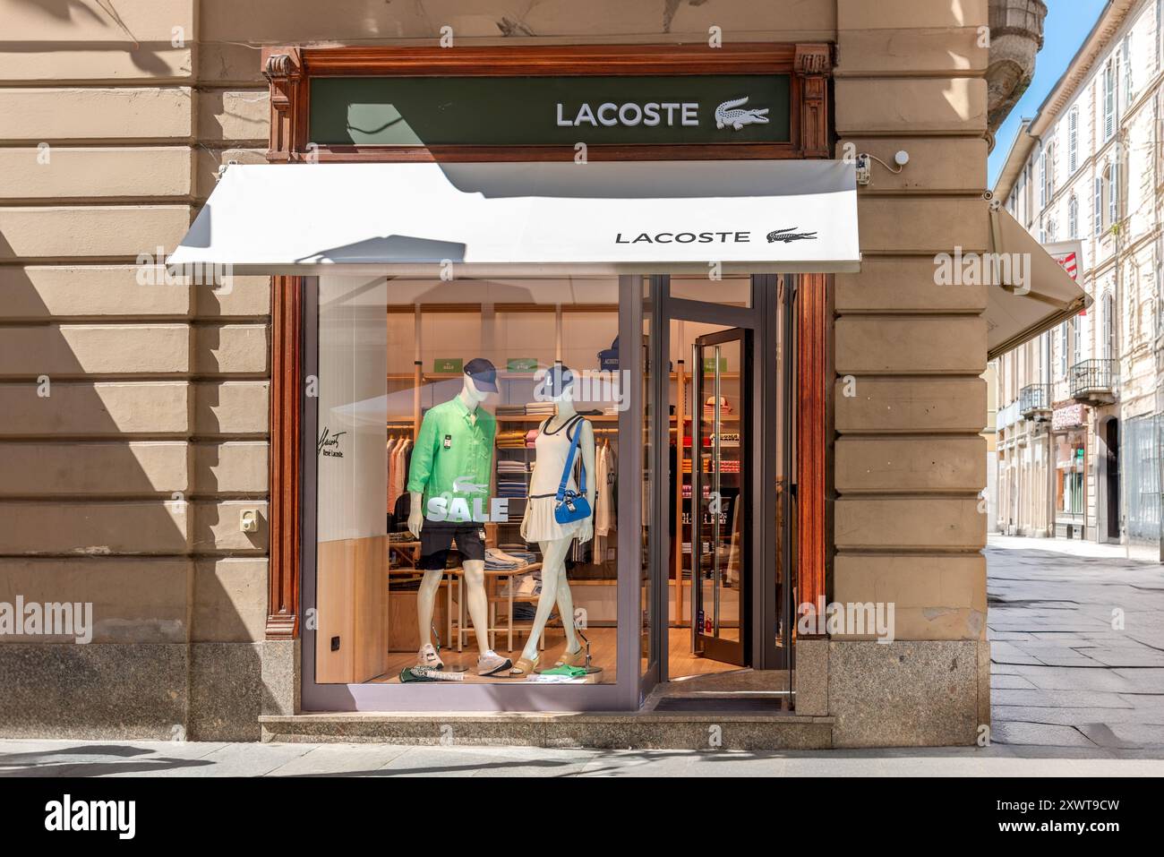 Asti, Italia - 20 agosto 2024: Boutique Lacoste in via del Teatro Alfieri Foto Stock