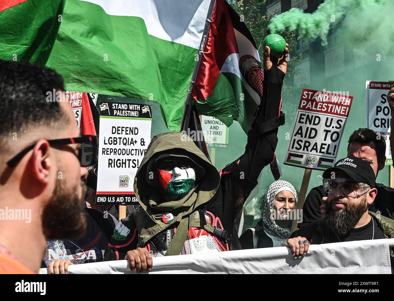 Chicago, Stati Uniti. 19 agosto 2024. Un manifestante regge una bomba fumogena verde durante una manifestazione il primo giorno della Convenzione Nazionale Democratica. Credito: SOPA Images Limited/Alamy Live News Foto Stock