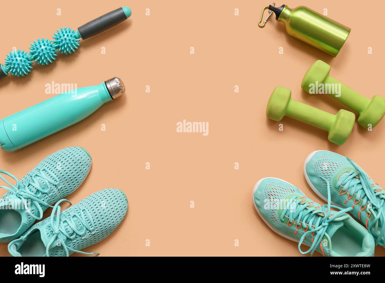 Telaio realizzato con sneakers e diverse attrezzature sportive su sfondo beige Foto Stock