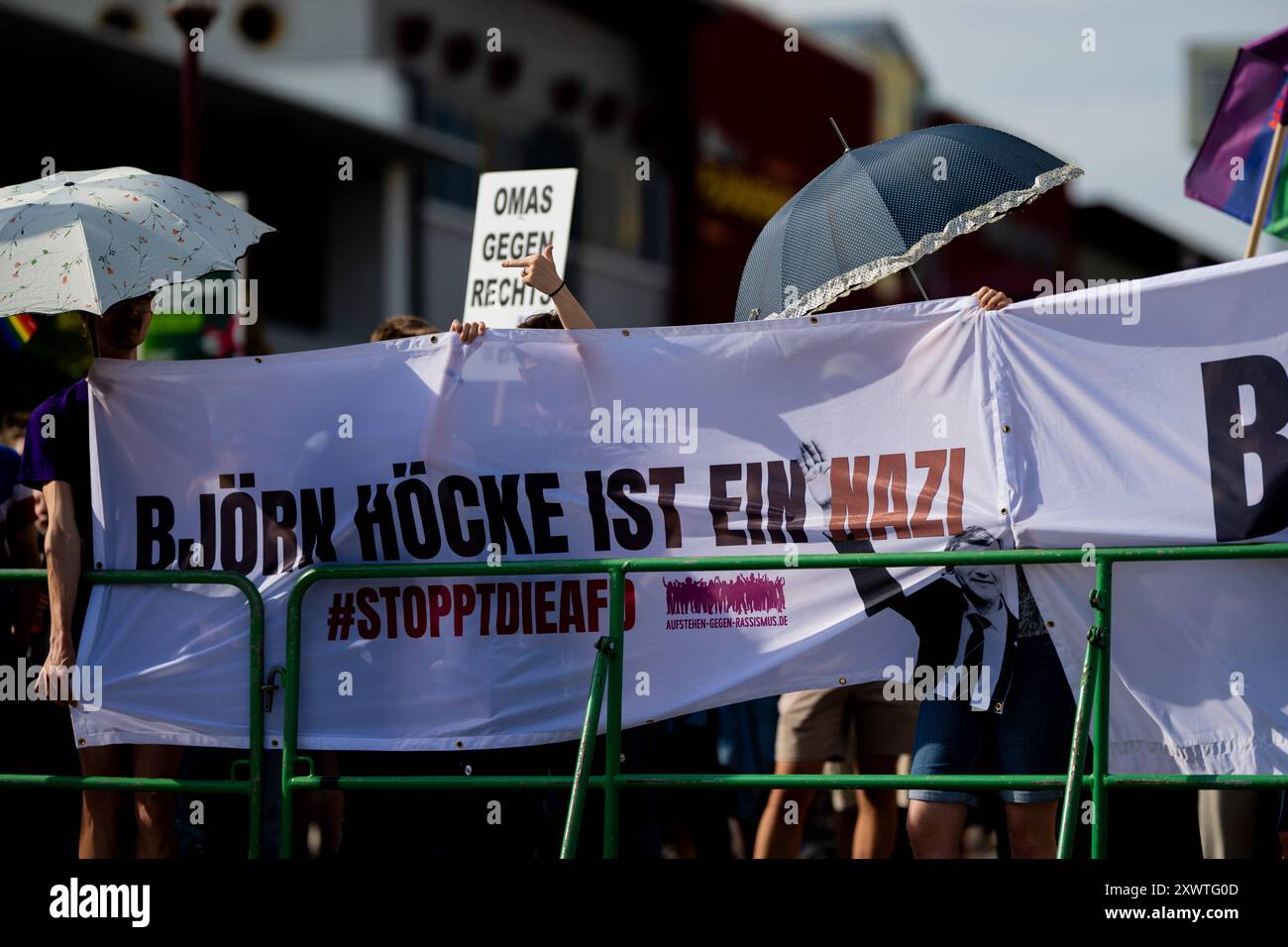 LANDTAGSWAHLKAMPF AFD Thüringen 20/08/2024 - Erfurt: Die Gegendemonstranten mit einem Banner mit der Aufschrift Björn Höcke ist ein Nazi. Landtagswahlkampf der Thüringer AfD mit dem Sommerfest a Erfurt AM 20. Agosto 2024. /                    *** LANDTAGSWAHLKAMPF AFD Thüringen 20 08 2024 Erfurt le contromanifestanti con uno striscione con l'iscrizione Björn Höcke è una campagna elettorale di Stato nazista dell'AfD Turingia con il partito estivo a Erfurt il 20 agosto 2024 Foto Stock