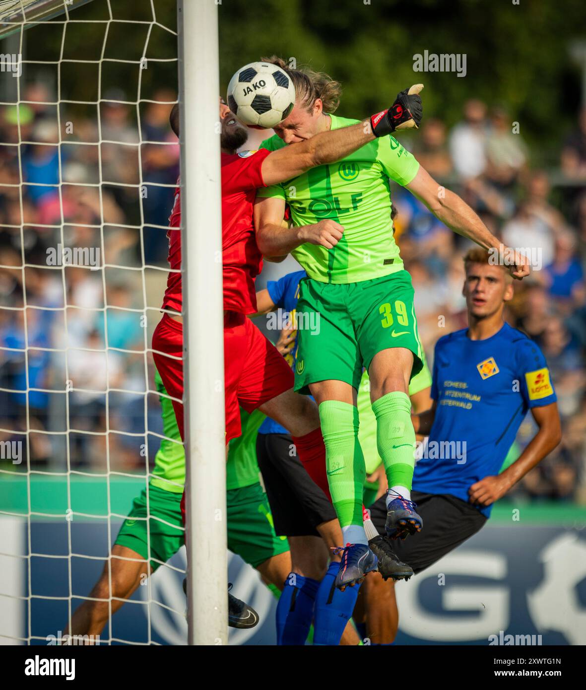 Coblenza, Germania. 19 agosto 2024. Tor zum 0:1 von Patrick Wimmer (Wolfsburg) gegen Michael Zadach (tu) tu Koblenz - VfL Wolfsburg 19.08.2024 Copia Foto Stock