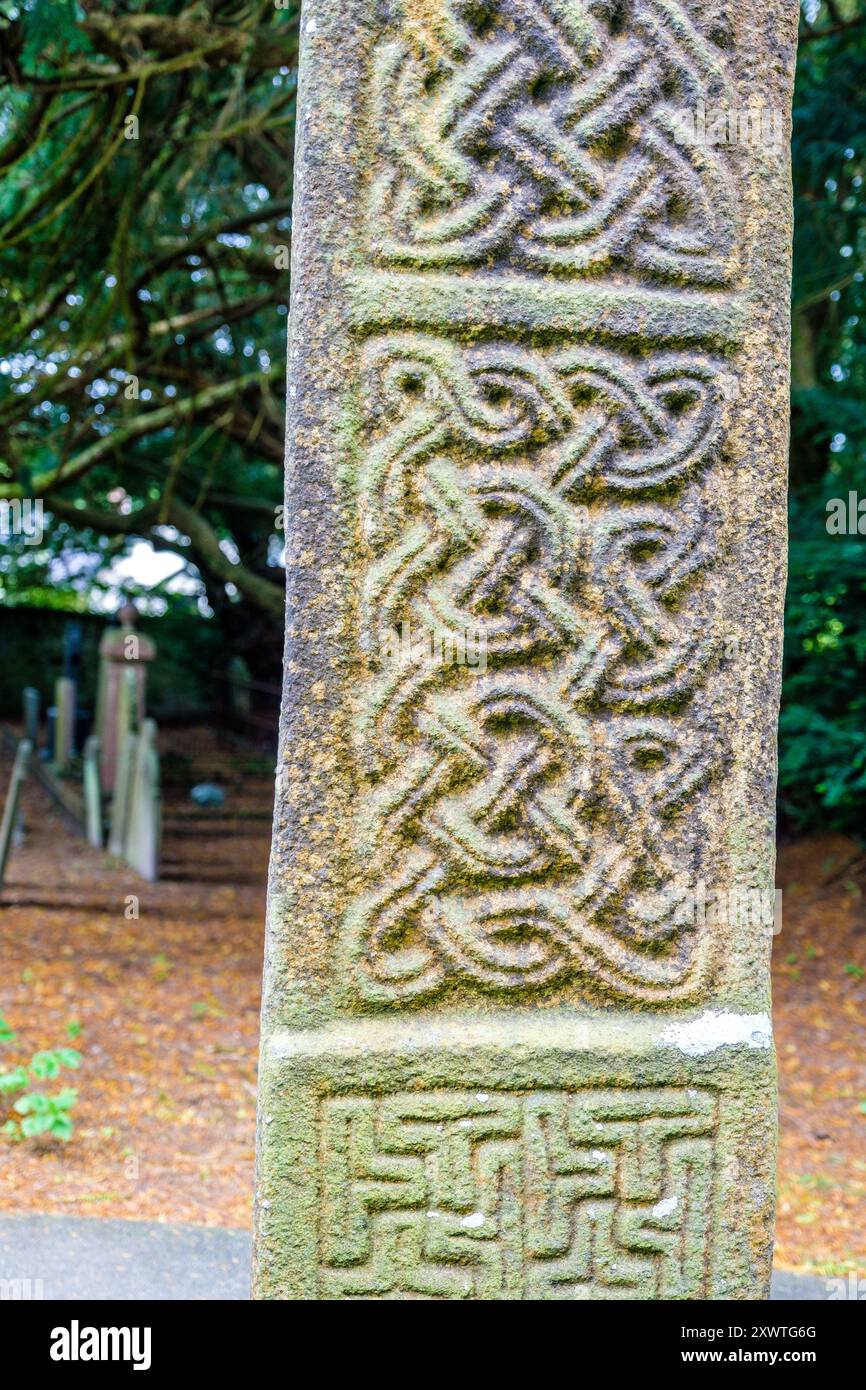 La Saint Brynach Cross o Nevern Cross è una croce celtica in pietra del X o XI secolo nella chiesa di St Brynach nel Pembrokeshire, Galles Foto Stock