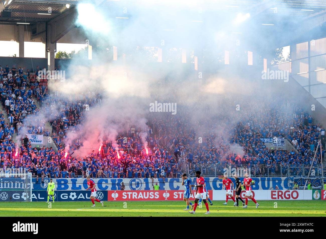 Fan / Anhaenger von Magdeburg zuenden Pyrotechnik, GER, Kickers Offenbach vs. 1. FC Magdeburg, Fussball, DFB Pokal, 1. Runde, Saison 2024/2025, 19.08.2024. LE NORMATIVE DFB VIETANO QUALSIASI USO DI FOTOGRAFIE COME SEQUENZE DI IMMAGINI E/O QUASI-VIDEO. Foto: Eibner-Pressefoto/Florian Wiegand Foto Stock