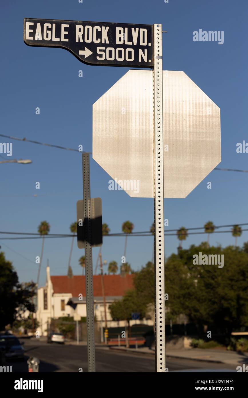 Los Angeles, California, Stati Uniti - 18 agosto 2024: La luce del sole splende sullo storico cartello di Eagle Rock Blvd Street. Foto Stock