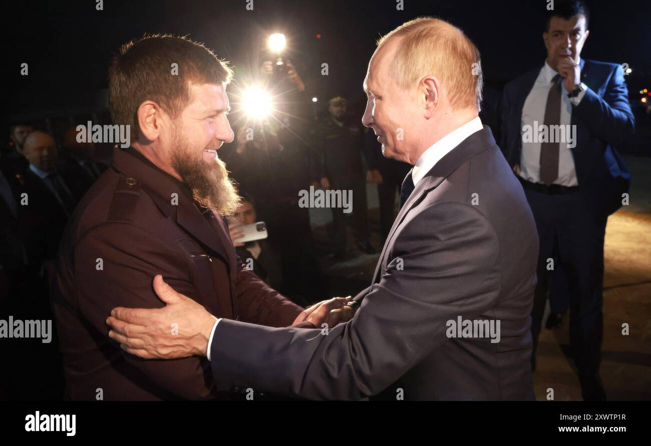 Akhmat-Yurt, Russia. 20 agosto 2024. Il presidente russo Vladimir Putin, a destra, è salutato dal capo della Cecenia Ramzan Kadyrov, a sinistra, durante una visita alla tomba di Akhmat Kadyrov, primo presidente della Repubblica cecena, 20 agosto 2024 a Akhmat-Yurt, distretto di Kurchaloyevsky, Repubblica cecena, Russia. Crediti: Vyacheslav Prokofyev/piscina del Cremlino/Alamy Live News Foto Stock
