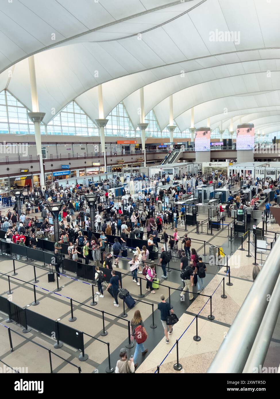 La trafficata linea di controllo di sicurezza TSA all'aeroporto internazionale di Denver Foto Stock