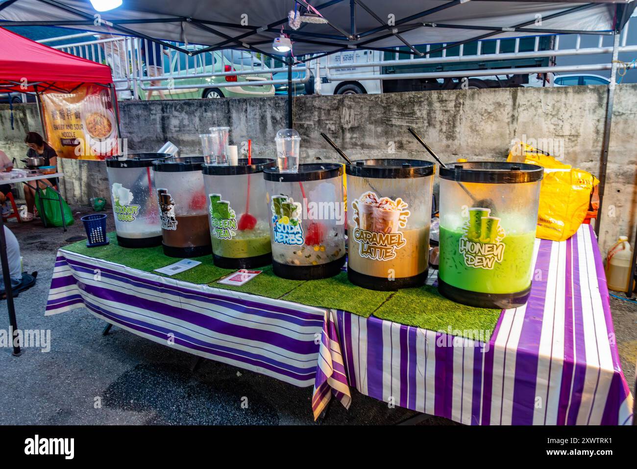 Buuble team boba o tè al latte in vendita in un mercato notturno di Tanjung Bungah a Penang, Malesia Foto Stock