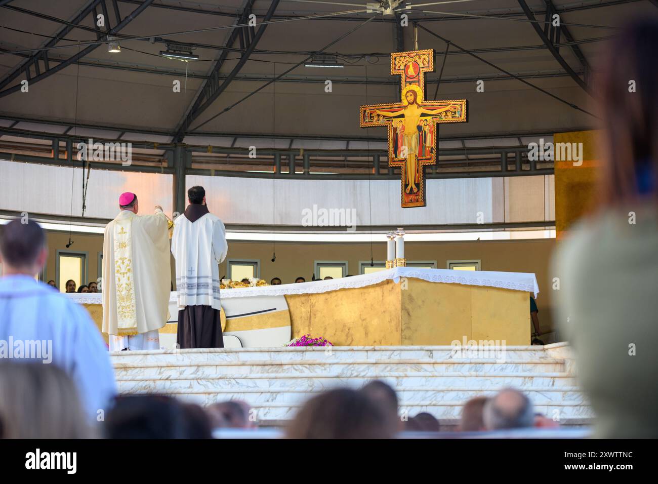 Santa messa presieduta da Petar Palić, vescovo di Mostar-Duvno, durante Mladifest 2024, l'annuale festa giovanile di Medjugorje. Foto Stock