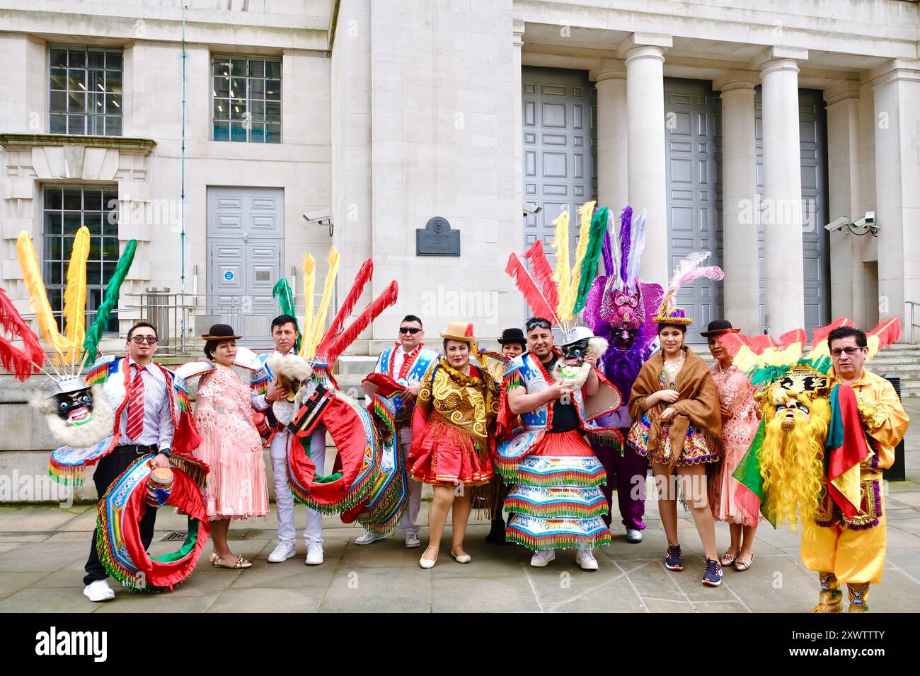 I membri di un gruppo di danza boliviano in Horse Guards Avenue dopo aver partecipato al St Parata Patricks Day nel centro di Londra. 17 marzo 2024. Foto Stock