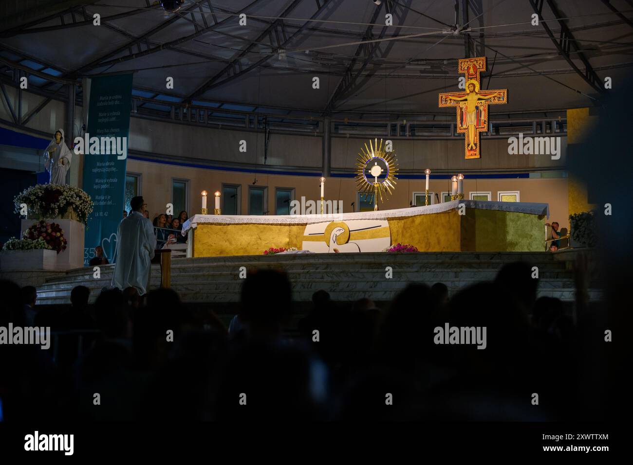 Adorazione di Gesù Cristo presente nel Santissimo Sacramento dopo la Santa Messa serale a Medjugorje, Bosnia-Erzegovina. Foto Stock