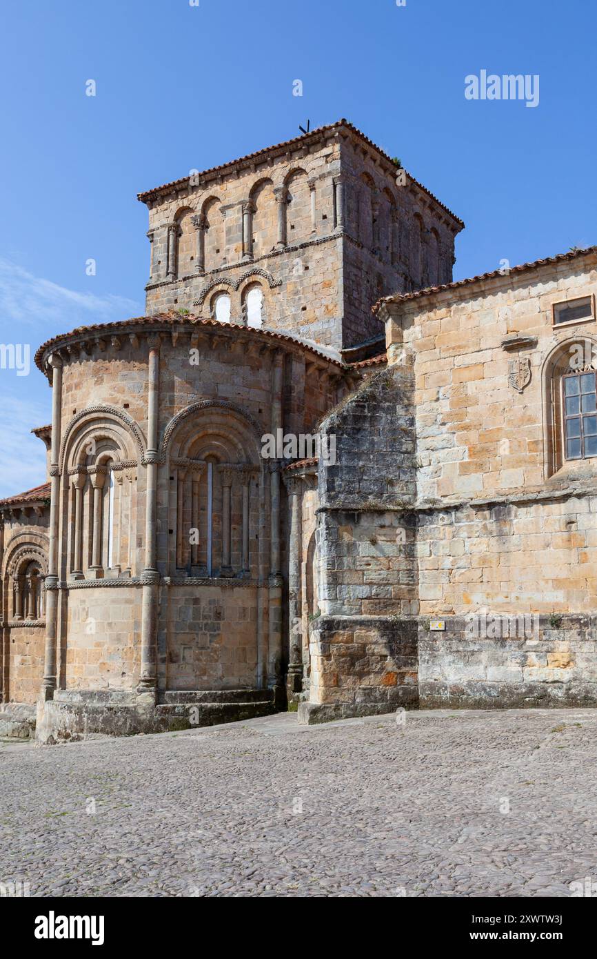 La chiesa romanica di Santa Juliana Collegiata nella città storica e medievale di Santillana del Mar, situata in Cantabria, Spagna. Foto Stock