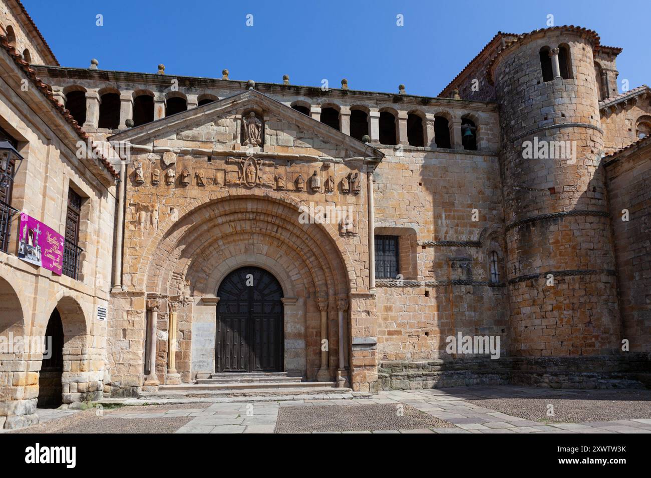 La chiesa romanica di Santa Juliana Collegiata nella città storica e medievale di Santillana del Mar, situata in Cantabria, Spagna. Foto Stock