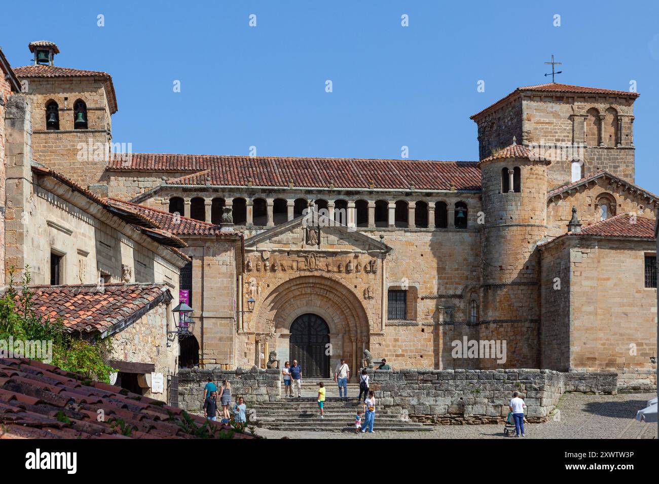 La chiesa romanica di Santa Juliana Collegiata nella città storica e medievale di Santillana del Mar, situata in Cantabria, Spagna. Foto Stock