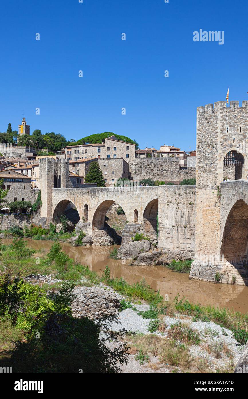 Il ponte romanico del XII secolo che attraversa il fiume Fluvià nella storica città di Besalú, situata in Catalogna, Spagna. Foto Stock