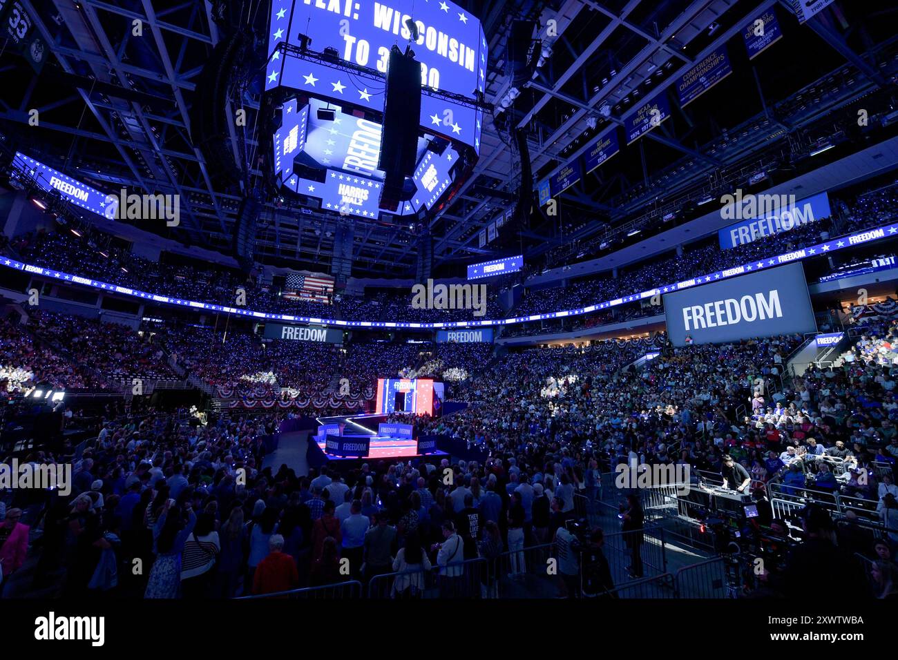 Milwaukee, Stati Uniti. 20 agosto 2024. Una folta folla di sostenitori di Harris attende l'arrivo del candidato democratico alla presidenza, il vicepresidente Kamala Harris, e del suo vice presidente, il governatore del Minnesota Tim Walz, al Fiserv Forum di Milwaukee, Wisconsin, martedì 20 agosto 2024. Foto di Mark Black/UPI Credit: UPI/Alamy Live News Foto Stock