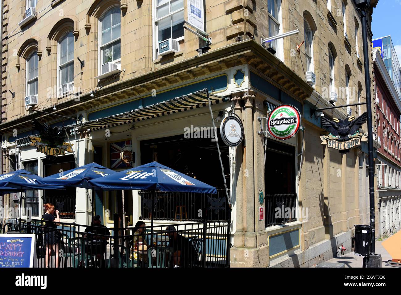 Halifax, Canada - 22 luglio 2024: The Split Crow rivendica il titolo di taverna originale della nuova Scozia. È stato un appuntamento fisso su Granville Street per anni Foto Stock