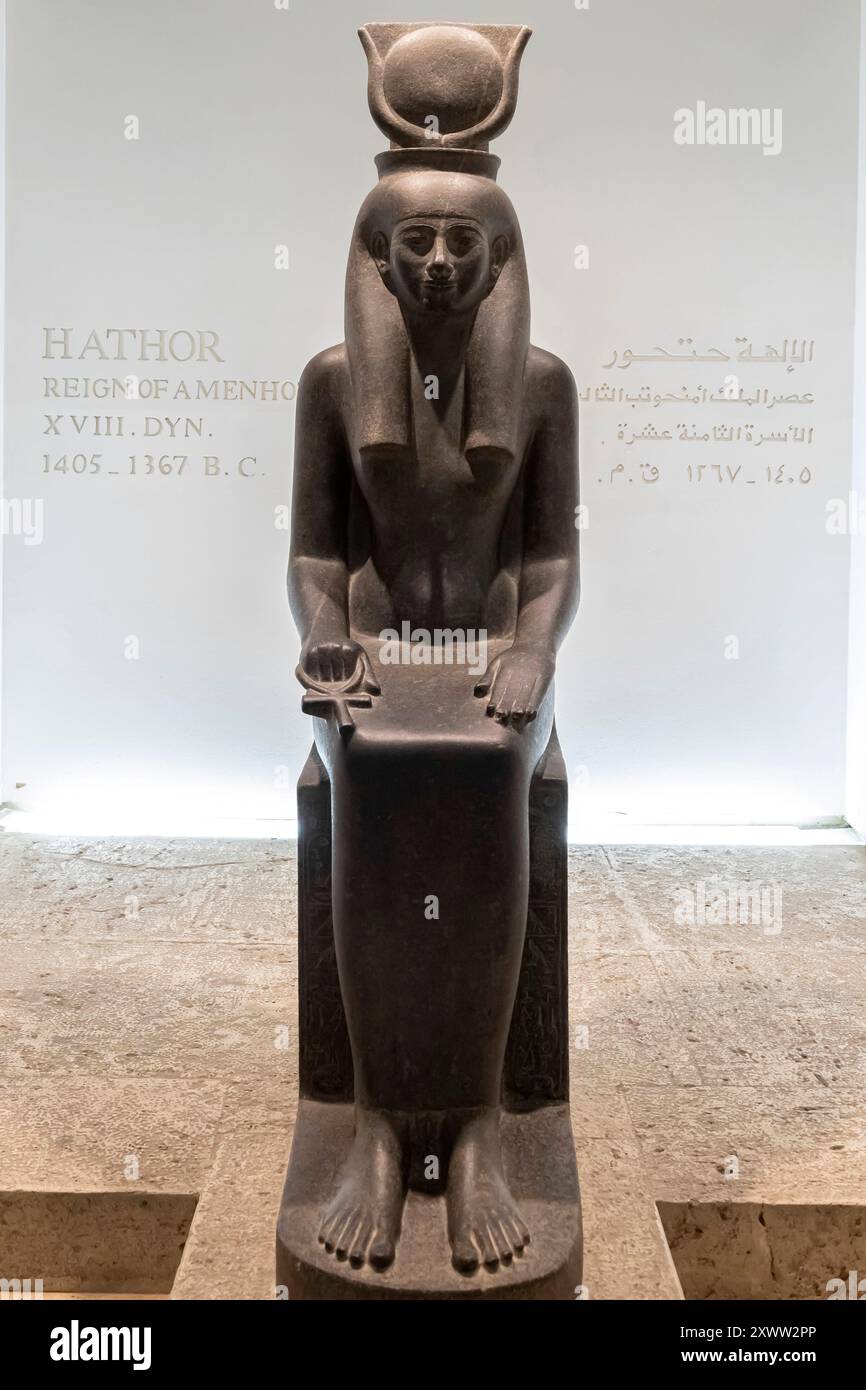 Museo di Luxor, statua seduta della dea Hathor, tempio di Luxor, Luxor, Egitto, Nord Africa, Africa Foto Stock