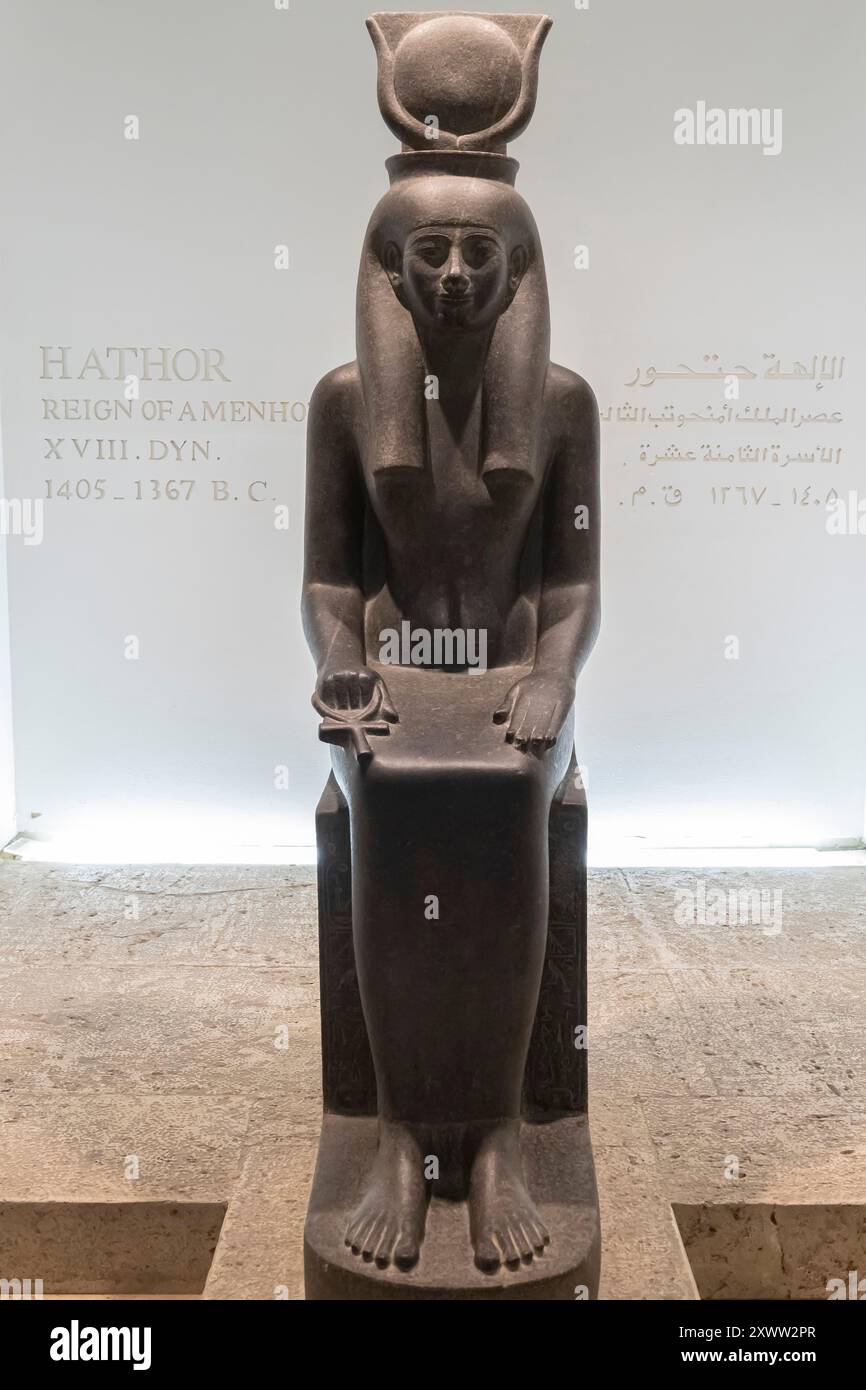 Museo di Luxor, statua seduta della dea Hathor, tempio di Luxor, Luxor, Egitto, Nord Africa, Africa Foto Stock