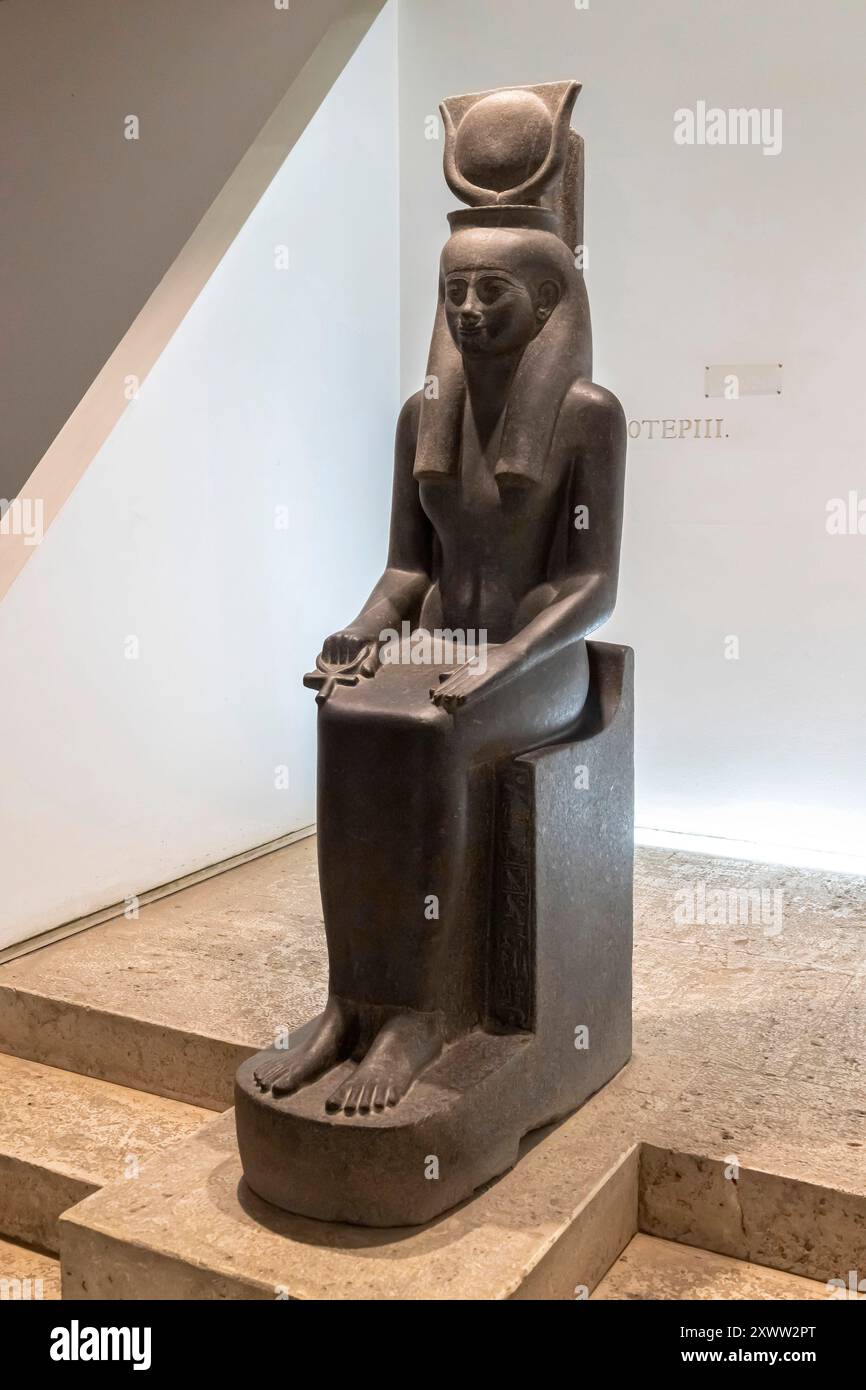 Museo di Luxor, statua seduta della dea Hathor, tempio di Luxor, Luxor, Egitto, Nord Africa, Africa Foto Stock