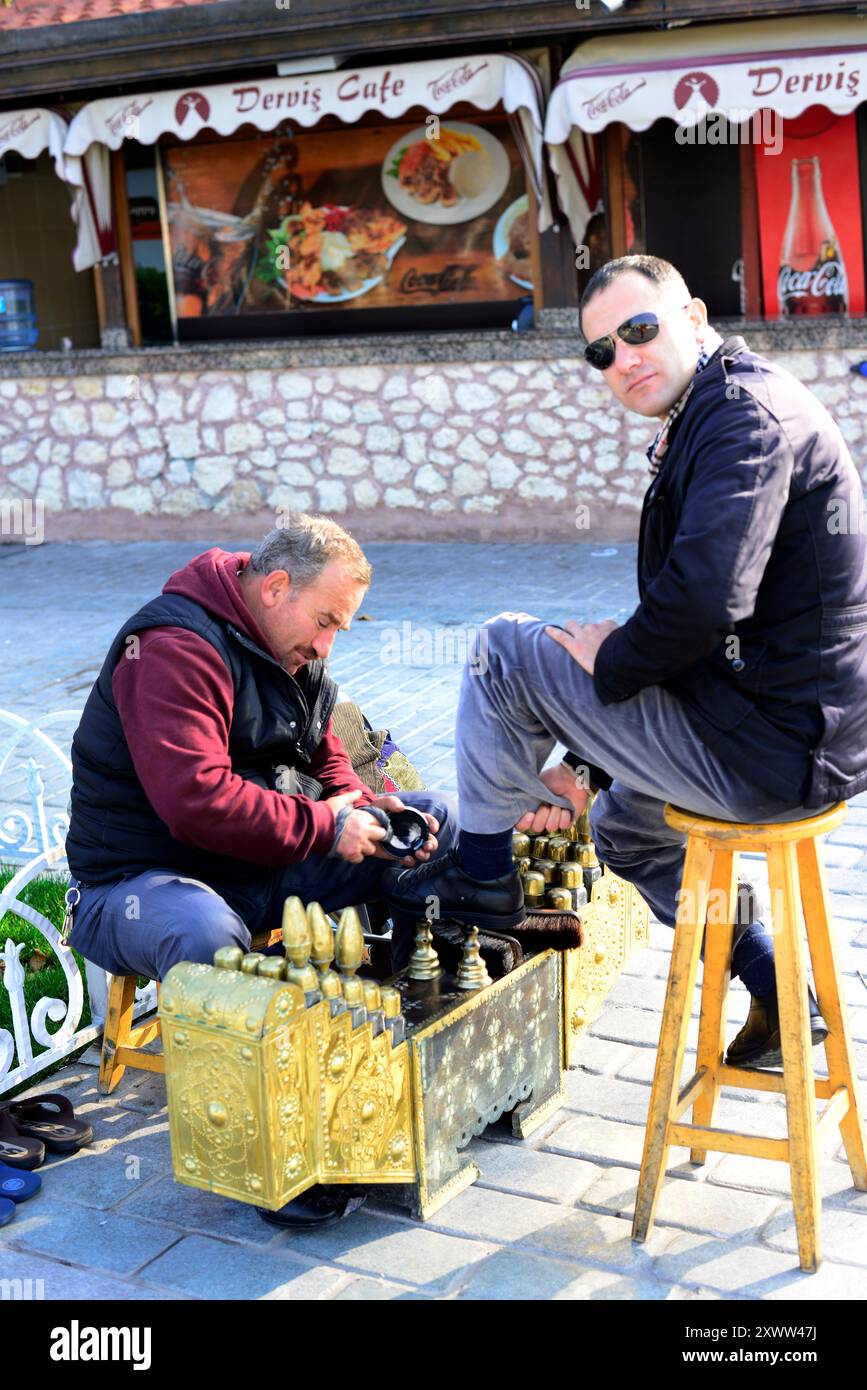 Un calzoliere a Istanbul, Turchia. Foto Stock
