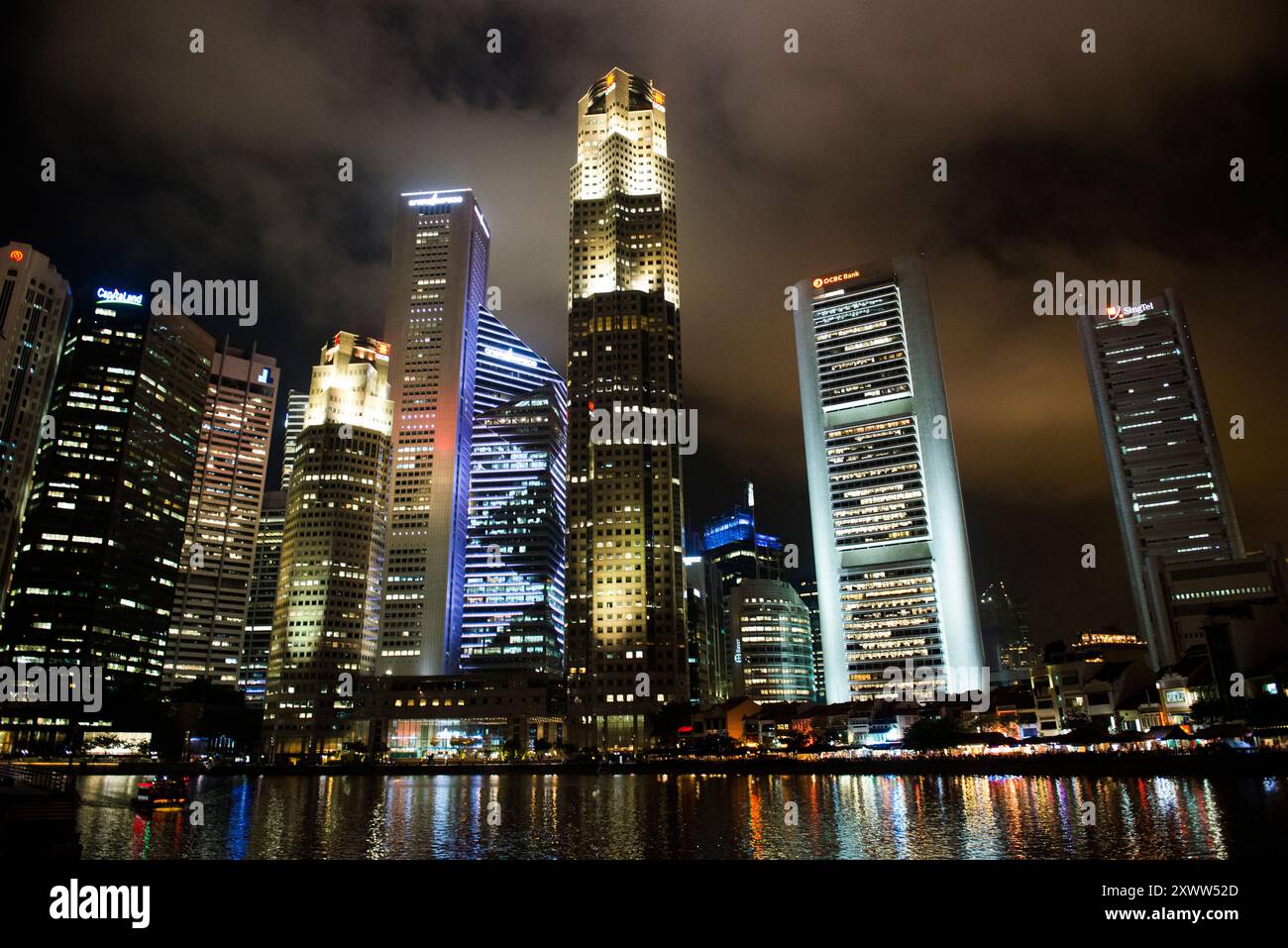 Singapore business & centro finanziario di notte. Foto Stock