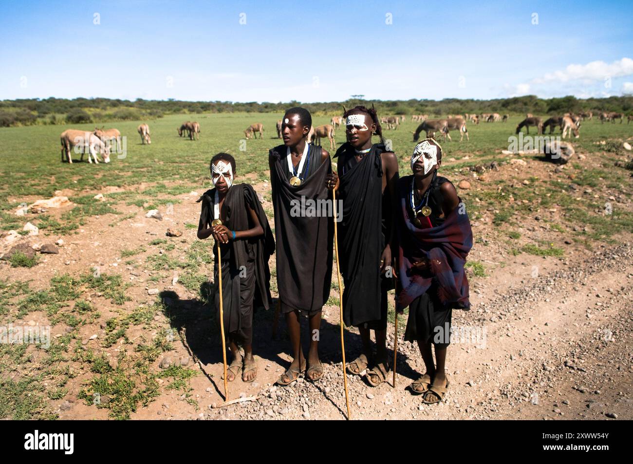 Giovani guerrieri Maasai nel nord della Tanzania. Foto Stock