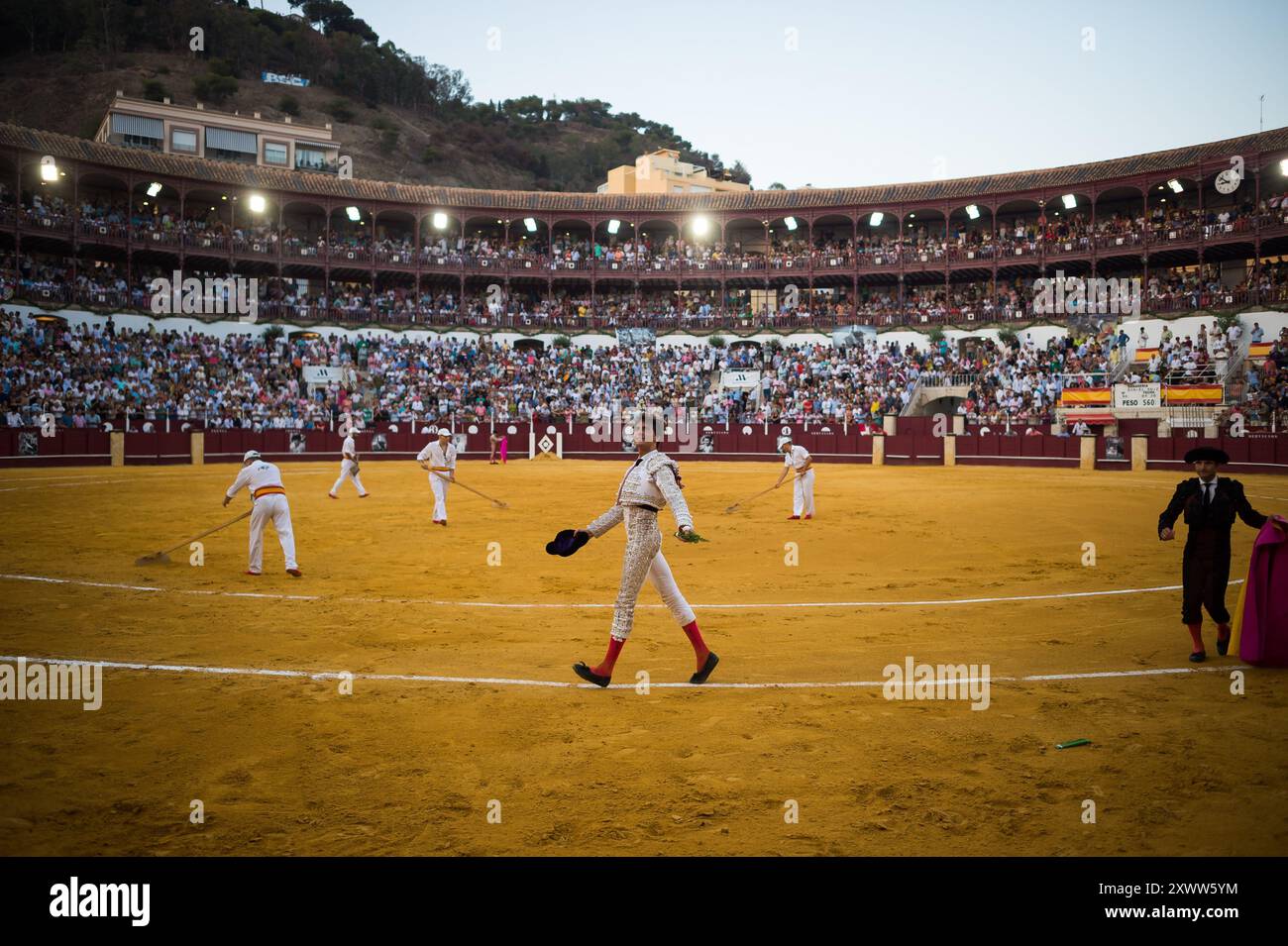 Il torero peruviano Andres Roca Rey viene visto durante una corrida all'arena di Malagueta, come parte delle attività per celebrare la Fiera di Malaga. La Feria de Malaga o Fiera di Malaga, un festival di nove giorni a Malaga che si tiene ad agosto, celebra la cattura della città da parte dei monarchi cattolici nel 1487. Conosciuta per la sua atmosfera vivace, le tradizioni e la cucina, la fiera attrae visitatori da tutto il mondo. La corrida, un punto forte, rimane una tradizione culturale in Spagna, anche se ha suscitato dibattito e ha suscitato lamentele da parte di organizzazioni per i diritti degli animali e attivisti preoccupati per il trattamento di bul Foto Stock