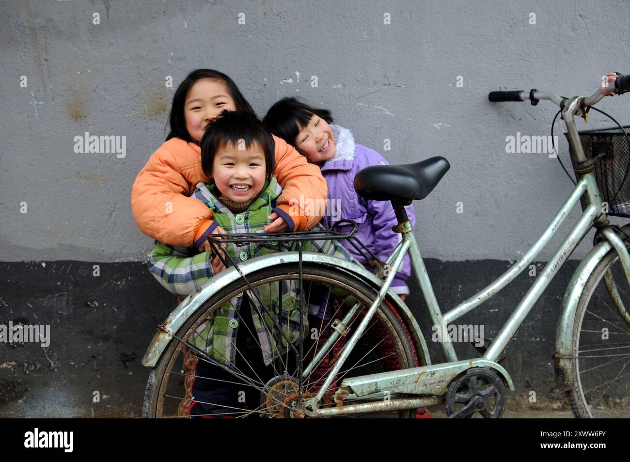 Bambini cinesi che si divertono in un pomeriggio freddo. Nanchino, Cina. Foto Stock