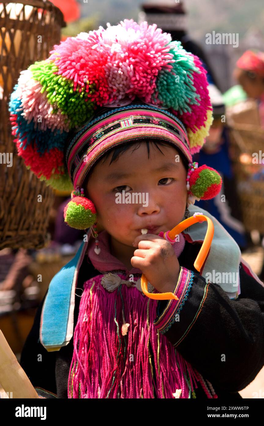 Ritratto di una ragazza "Black Yao" scattata nella provincia dello Yunnan meridionale vicino al confine tra Vietnam e Cina. Foto Stock