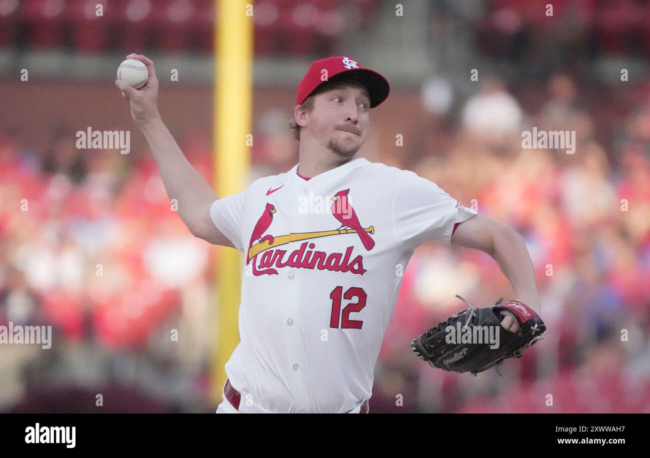 St. Louis, Stati Uniti. 20 agosto 2024. Il lanciatore titolare dei St. Louis Cardinals, Erick Fedde, consegna un campo ai Milwaukee Brewers nel primo inning al Busch Stadium di St. Louis martedì 20 agosto 2024. Foto di Bill Greenblatt/UPI credito: UPI/Alamy Live News Foto Stock