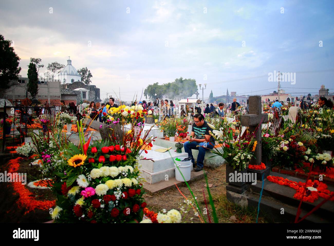 Ciudad de Mexico, Messico - 2 novembre. 2023: Celebrazione tradizionale del giorno dei morti nel cimitero Mixquic Foto Stock